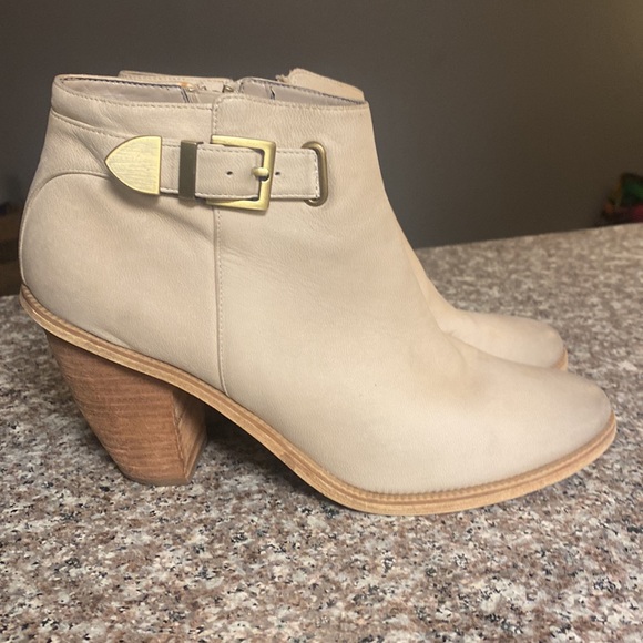 CLEARANCE! | Hinge ankle booties beige tan color - Picture 2 of 8